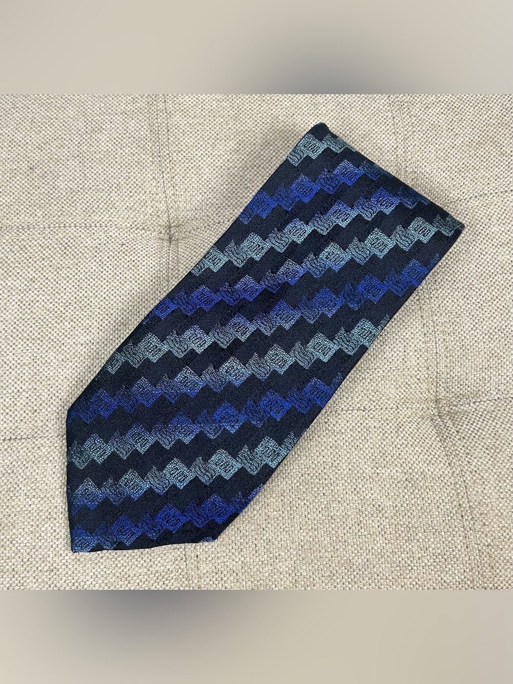 Pavone Necktie Tie 58”X3.75” 100% Silk Blue & Black Geometric Zigzag Italy EUC